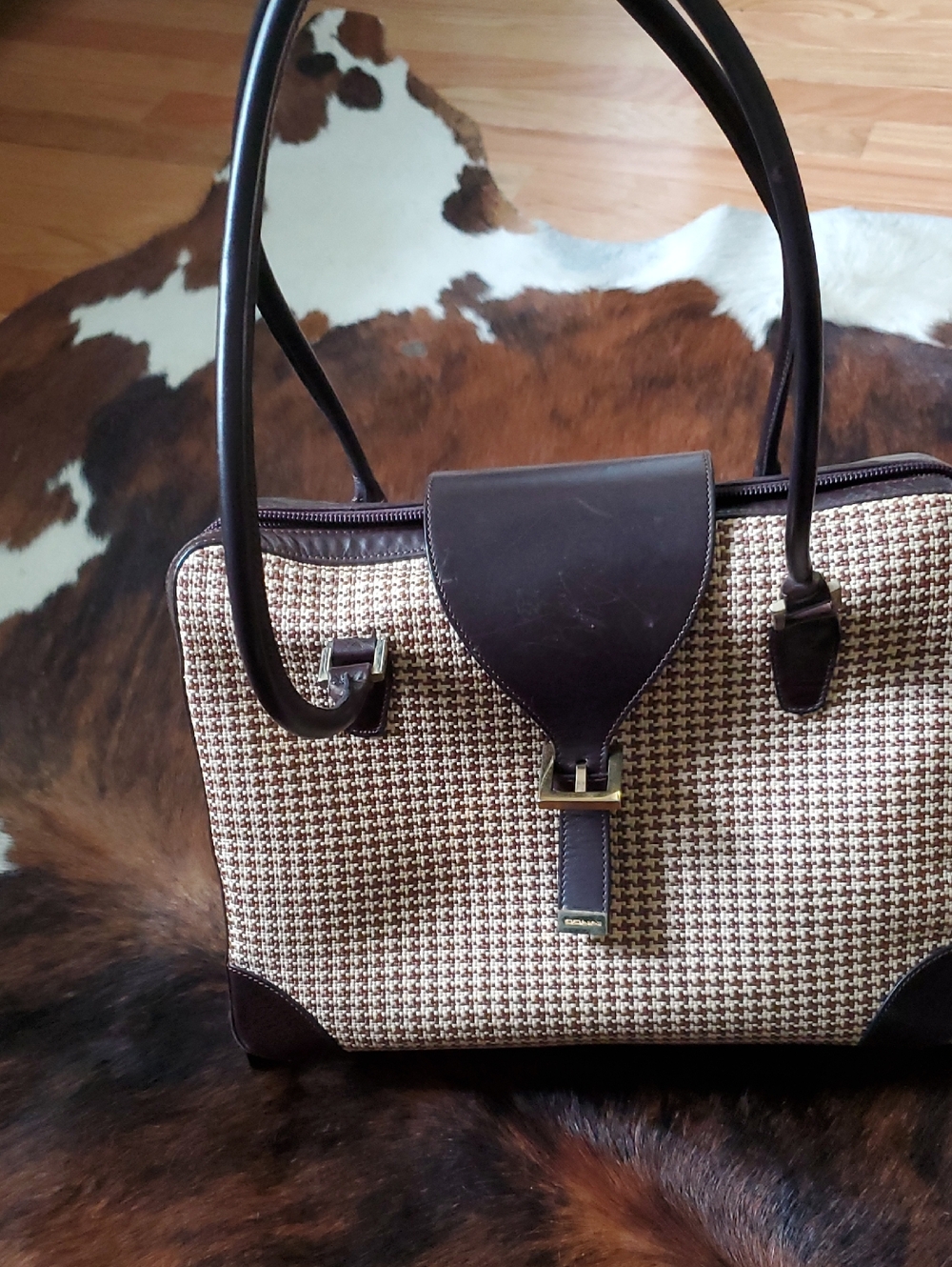 DONINI. Cream Tote with Gold Plaque